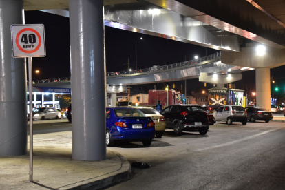 Comerciantes informales se habrían colocado debajo del puente.