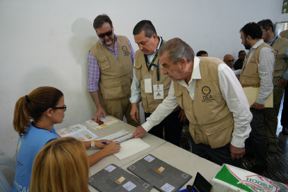 Observadores de la Organización de Estados Americanos (OEA), en un centro de votación este domingo en Santo Domingo (República Dominicana).