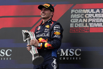 Imola (Italy), 19/05/2024.- Red Bull Racing driver Max Verstappen of Netherlands celebrates on the podium after winning the Formula One 1 Grand Prix of the Emilia Romagna in Imola, Italy, 19 May 2024. (Fórmula Uno, Italia, Países Bajos; Holanda) EFE/EPA/DANILO DI GIOVANNI