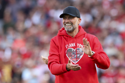 Liverpool (United Kingdom), 19/05/2024.- Liverpool manager Jurgen Klopp applauds to fans after the English Premier League soccer match of Liverpool FC against Wolverhampton Wanderers, in Liverpool, Britain, 19 May 2024. (Reino Unido) EFE/EPA/ADAM VAUGHAN EDITORIAL USE ONLY. No use with unauthorized audio, video, data, fixture lists, club/league logos, "live" services or NFTs. Online in-match use limited to 120 images, no video emulation. No use in betting, games or single club/league/player publications.