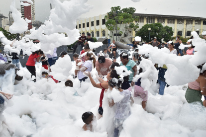 Hecho. Una fiesta con espuma fue la atracción principal de los niños.