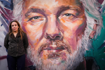 Stella Moris, mujer de Julian Assange, posando junto a un mural pintado en honor de su marido.
