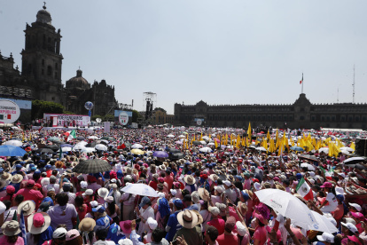 Miles de ciudadanos y organizaciones de oposición se manifestaron este domingo 19 de mayo en el Zócalo, en Ciudad de México.