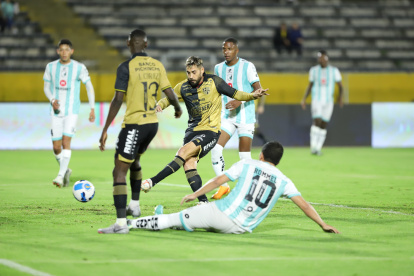 El ídolo del Astillero se adueñó del balón y arrimó a los locales contra su portería.