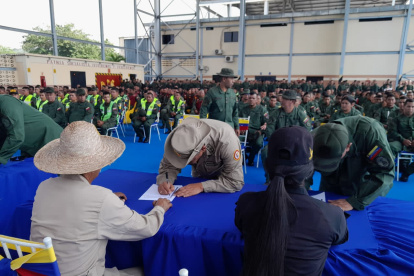 Integrantes de la Milicia, en una concentración para rechazar las sanciones de Estados Unidos a Venezuela.