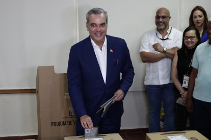 El presidente dominicano y candidato a la reelección, Luis Abinader, vota este 19 de mayo de 2024, en un centro electoral.