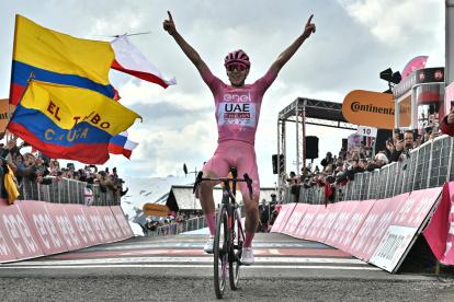 Tadej Pogacar festeja tras ganar su cuarta etapa del Giro. Tiene una ventaja de más de seis minutos sobre sus escoltas.