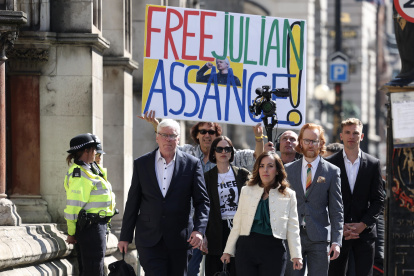 La editora jefe de Wikileaks, Kristinn Hrafnsson (2-izq) y Stella Assange, esposa de Julian Assange, en el exterior del Tribunal Superior durante la audiencia de apelación de extradición del fundador de WikiLeaks, en Londres, el 20 de mayo de 2024.