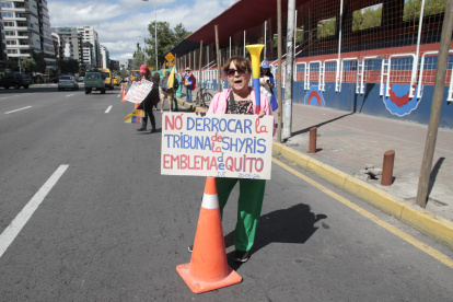 Ciudadanos acudieron con carteles para protestar