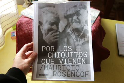 La portada de un libro en la que aparecen el expresidente uruguayo José Mujica (i) y el escritor uruguayo Mauricio Rosencof