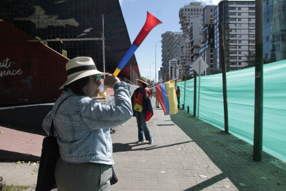 Ciudadanos que se ponen a los trabajos de demolición de la tribuna de los Shyris.