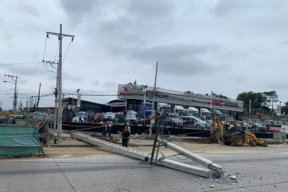 La caída de postes en la Juan Tanca Marengo.