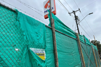 El sello de clausura es tapado por un toldo. Gasolinera ubicada entre ambas etapas.