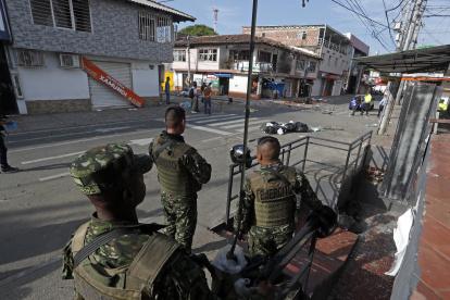 Soldados del Ejército de Colombia custodian el lugar donde explotó un artefacto este lunes en Jamundí (Colombia).