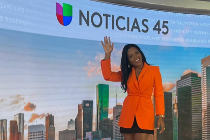 La periodista ecuatoriana posando en los estudios de Univisión.