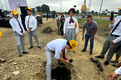 Estudiantes de colegios locales participaron en la siembra realizada en Milagro.