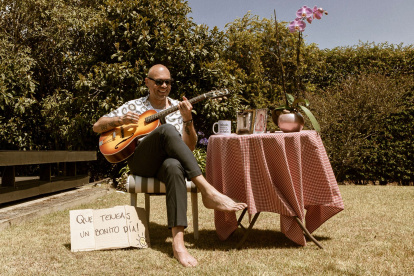 Santiago Cruz tiene 48 años.