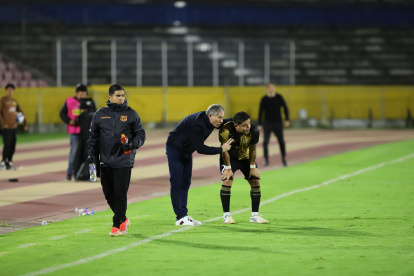 Ariel Holan dando una mini charla a Mario Pineida en el Atahualpa.