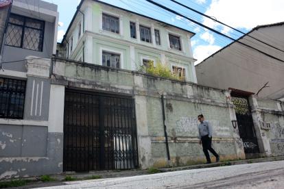 En la av. 10 de Agosto. En la calle Hermanos Pazmiño y Clemente Ponce hay al menos dos viviendas abandonadas. Moradores dicen que allí ingresan habitantes de calle.
