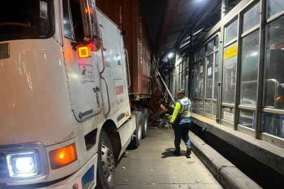Suceso. La parada Las Monjas fue golpeada por un tráiler, el domingo.