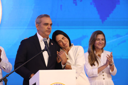 El actual presidente de República Dominicana, Luis Abinader acompañado de la primera dama Raquel Arbaje (c), habla a sus seguidores este domingo en Santo Domingo (República Dominicana).