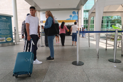 Terminal. Personas que están en el aeropuerto José Joaquín Olmedo, en Guayaquil.