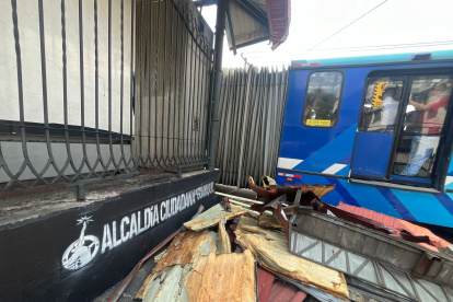 Situación. Algunas estaciones de Metrovía se encuentran con daños estructurales. La ciudadanía también reclama la falta de unidades.