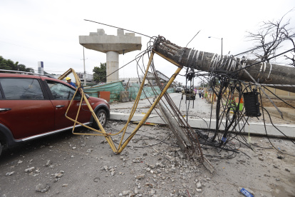 Riesgos. El hijo de Jorge Cevallos se salvó de perder la vida. Y es que la estructura además de los metales que la sostenían, atravesó el vehículo que conducía. Él tuvo cortes en el cuerpo.