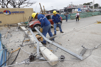 A causa del desplome, la avenida Juan Tanca Marengo fue cerrada al paso vehicular. Hasta las 18:00 del pasado 20 de mayo, los carros aún no podían desplazarse por esta ruta.