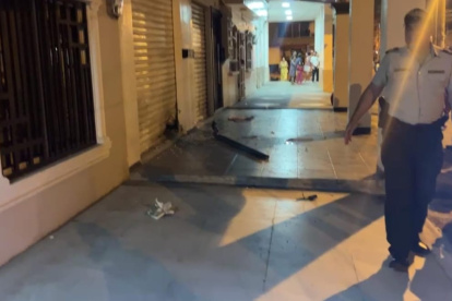 Sujetos a bordo de una motocicleta detonaron un artefacto en los exteriores de una cevichería.