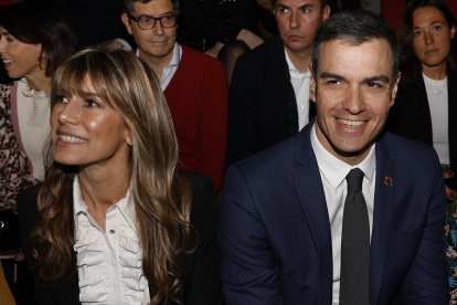 El presidente del Gobierno de España Pedro Sánchez (derecha), y su esposa María Begoña Gómez (izquierda).