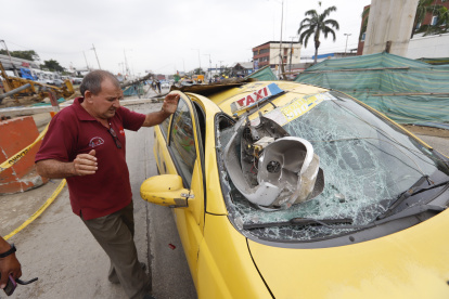 El pasado 20 de mayo, varios post4es de luz cayeron sobre algunos vehículos que se encontraban en la Av. Juan Tanca Marengo
