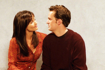Courteney Cox y Matthew Perry, durante el rodaje de la serie de televisión "Friends", en 2001.
