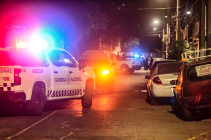 Miembros de la Guardia Nacional resguardan zona donde fueron hallados cuerpos sin vida la madrugada del martes, en calles, en el balneario de Acapulco.