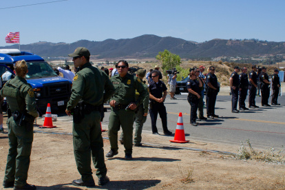 Los agentes de la Patrulla Fronteriza mientras vigilan una manifestación frente al Centro de Procesamiento