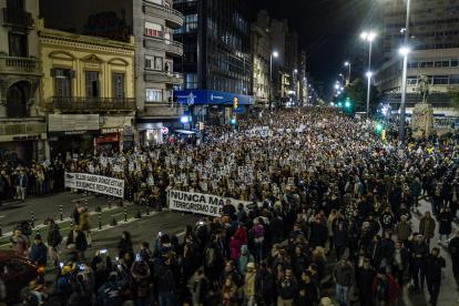 Cientos de personas participan de la Marcha del Silencio, en conmemoración por las personas desaparecidas en la dictadura, en Montevideo (Uruguay).