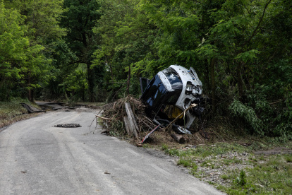 Un vehículo involucrado en inundaciones y deslizamientos de tierra tras las fuertes lluvias en Valsamoggia, cerca de Bolonia, Italia, el 21 de mayo de 2024.