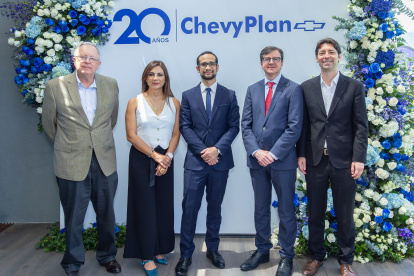 Directivos en la conmemoración por el aniversario de ChevyPlan.