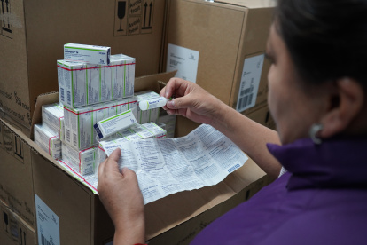 Personal del Ministerio de Salud Pública revisa la remesa de insulina adquirida por la Cartera de Estado.