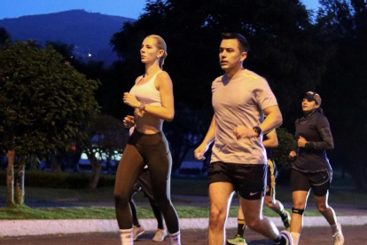 El presidente Daniel Noboa trotando junto su esposa, Lavinia Valbonesi, en una escuela militar en Quito.