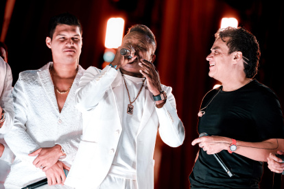 Fotografía cedida por Wilder Forero del compositor, cantante y acordeonista colombiano Omar Geles (c) durante el concierto de Silvestre Dangond (d) el 18 de mayo de 2024 en Bogotá (Colombia).