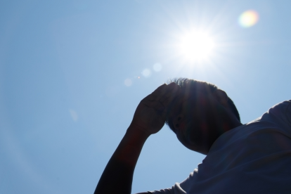 Para protegerte de la radiación solar, usa protector solar, ropa protectora, gafas de sol, sombrero, busca sombra y evita el sol entre las 10:00 y 15:00 horas.
