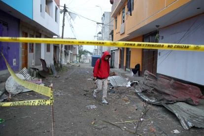 Se evidencian parte de los daños causados por una explosión ocurrida en una estación de servicio de combustible en Lima (Perú).