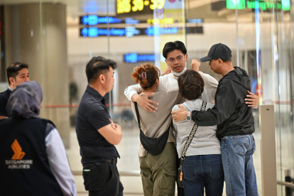 Pasajeros del vuelo de Singapore Airlines que sufrió fuertes turbulencias el martes llegaron a Singapur este miércoles 22 de mayo de 2024.