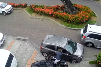 El asalto quedó registrado en cámaras de seguridad