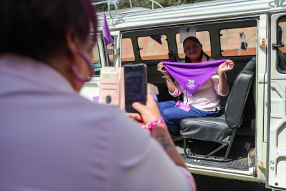 Una mujer posa al interior de la "Kombi Violeta"