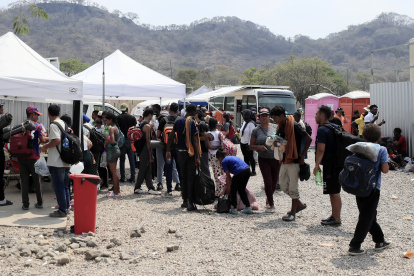 Archivo. Migrantes de diferentes nacionalidades llegando a un puesto de control y asistencia médica