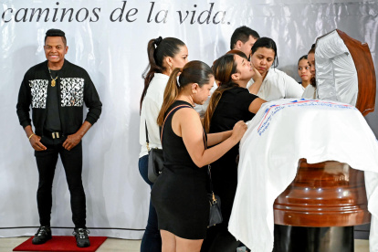 amiliares asisten a la velación del cantante Omar Geles, este miércoles en Valledupar (Colombia).