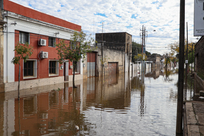 Salto. Así se observa una calle inundada en esta ciudad de Uruguay.
