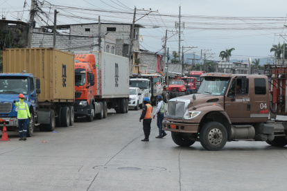 Espera. El miércoles 22 de mayo los choferes indicaron que el tiempo que hicieron fila fue de entre dos y tres horas, pero que otros días les toca amanecerse.
